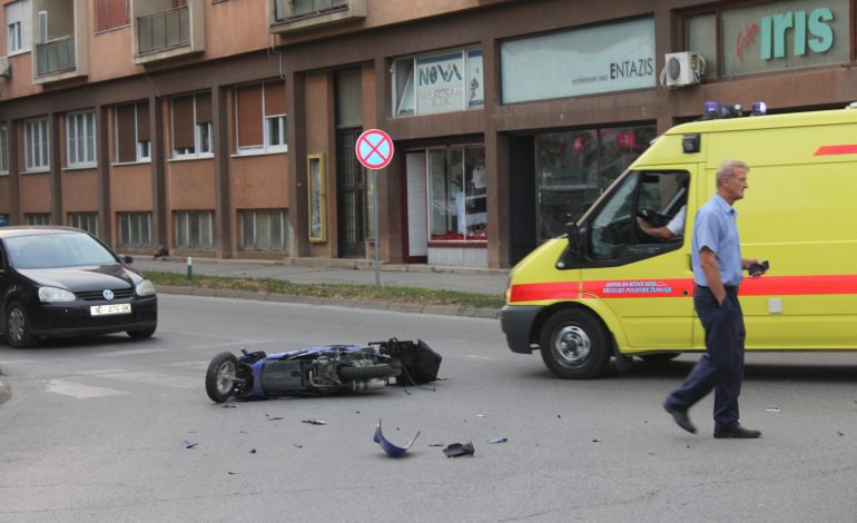 Sudar motocikla i automobila u centru grada