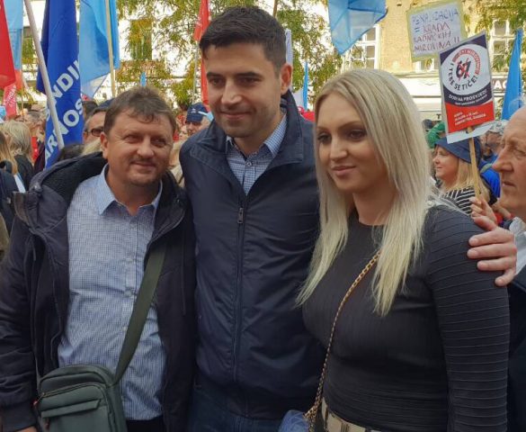 SDP podržao prosvjed “Doživi mirovinu i tebe se tiče”: Tisuće poručile Vladi: “Ne radu do 67.” Prosvjedu se pridružili i predstavnici brodsko-posavskog SDP-a predsjednica Marina Opačak Bilić i potpredsjednik Ivan Dorić