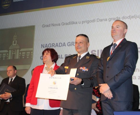 Za svaku pohvalu: General bojnik Siniša Jurković, dobitnik najvišeg gradskog priznanja, „Nagrade grada“ novčani iznos nagrade poklonio najmlađima