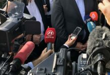 I novinari hodaju po gradu, stoje na presicama bez zaštitne opreme…