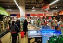 Glas poduzetnika: U trgovačkim centrima „čovjek na čovjeku“, a nas maltretiraju s maskama, pleksiglasima, ogrtačima…