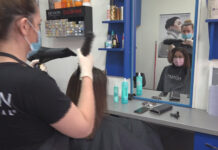 Poduzetnici upozoravaju: Dok se u frizerskom salonu „gušimo” pod maskama, s druge strane nekima maske baš i ne trebaju