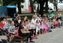 Ljeto u doba korone: Novogradiški mališani uživali u još jednoj predstavi na otvorenom