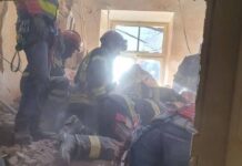 Vatrogasci objavili potresnu fotografiju koja pokazuje kako je izgledala akcija spašavanja žene zatrpane u ruševinama