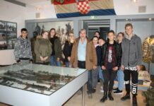 Ukoliko posjedujete eksponate, fotografije, zapise iz Domovinskog rata možete ih darovati Spomen sobi 121. brigade-pukovnije HV