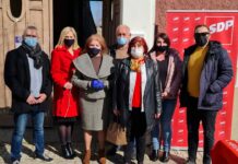 Gradska organizacija SDP-a: Darivanjem karanfila obradovali su svoje sugrađanke za Dan žena