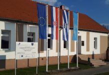 Novi jarboli sa zastavama ispred zgrade Općine Rešetari