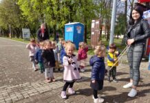 Novogradiški mališani u veseloj šetnji gradom/ foto