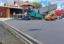 Uređeno parkiralište ispred mjesnog doma u Adžamovcima