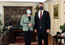 Ministrica regionalnoga razvoja i fondova europske unije Nataša Tramišak Brodsko-posavskoj županiji uručila ugovore o sufinanciranju 14 projekata