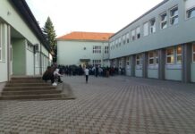 I učenici Industrijsko obrtničke škole u školskim klupama