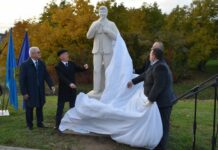 Novogradiščani dobili spomenik glazbenoj ikoni Toši Proeskom / foto