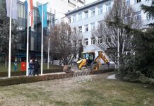 Uređuje se prilaz zgradi Gradske uprave