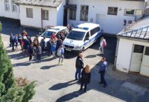 Policajac je prijatelj djeci: Učenici gradske Osnovne škole “Ljudevita Gaja” posjetili Policijsku postaju