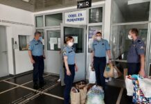 Policijski službenici posjetili odjel za pedijatriju i poklonili igračke i pulsni oksimetar za djecu