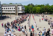 Nova generacija maturanata oprostila se sa srednjoškolskim danima / foto