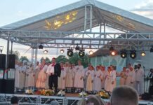 Davor: Održana Smotra folklora „Padaj kišo, nemoj na konjara”