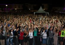 To može samo Nova Gradiška: Tisuće ljudi i i sinoć se okupilo na središnjem gradskom trgu