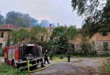 Gori stari hotel na Strmcu, vatrogasne ekipe na terenu