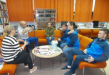 Članovi Udruge gluhih i nagluhih NG u Gradskoj knjižnici