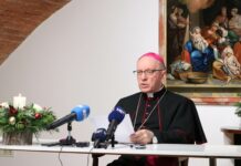 Božićna poruka požeškog biskupa: Ljubav je položenost života za drugoga, na neki način gubitništvo kojim se sve dobiva