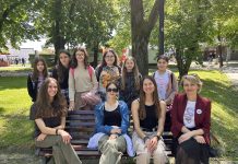 Kako svoje vrijeme u školi i izvan nje provode učenice iz Atene?