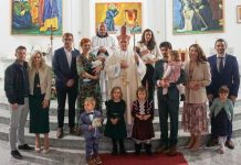 Krštenje petog djeteta roditelja Belak u Okučanima
