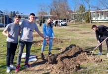 Novi projekt ETEŠ: Učenici ispred škole posadili voćnjak