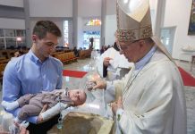Okučani: Biskup Antun krstio šesto dijete u obitelji Marijanović