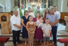 Biskup Ivo krstio peto dijete roditelja Bilešić u Starom Petrovom Selu