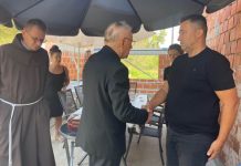 Biskup Škvorčević posjetio obitelj poginulog dječaka u Okučanima