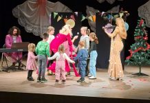 Kazališna predstava “Najluđi božićni koncert” razveselila djecu u Domu kulture
