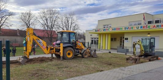 Započeli radovi na uređenju i opremanju dječjeg igrališta u sklopu Dječjeg vrtića „Čarobni svijet u Rešetarima“