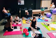 Prvi koraci s bebom: Roditelji u Novoj Gradiški učili kako nježno i sigurno rukovati novorođenčadi