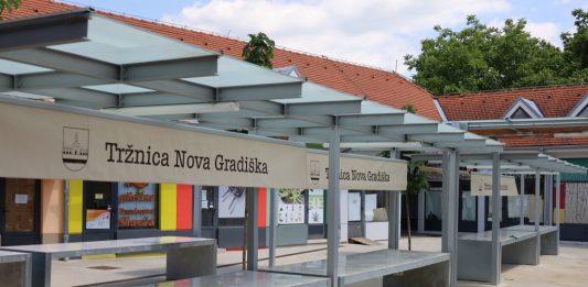 Postavljene nove tende za klupe na gradskoj tržnici