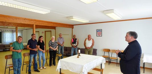 Posjet biskupa Martinovića prognaničkom naselju Kovačevac uoči svetkovine zaštitnika Požeške biskupije