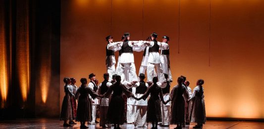 Orubičko izvorno kolo na štuk i pjesme i plesove Davora i Orubice izvodi i Ansambl Lado