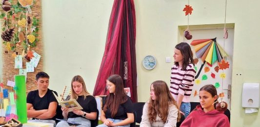 “Rođeni za čitanje”: Srednjoškolci čitali našim najmlađim sugrađanima