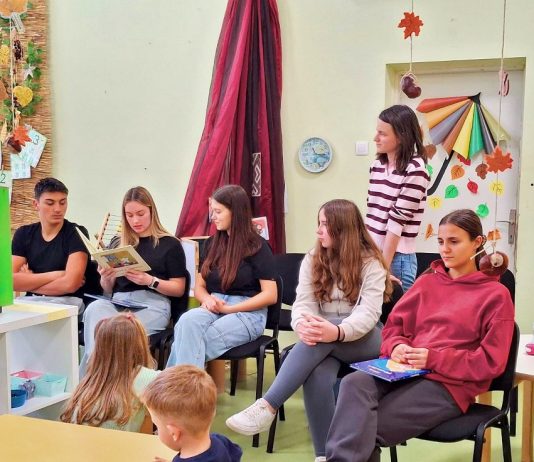 “Rođeni za čitanje”: Srednjoškolci čitali našim najmlađim sugrađanima