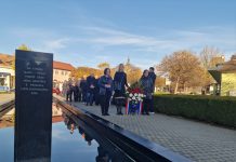 Nova Gradiška: Položeni vijenci i zapaljene svijeće povodom Dana sjećanja