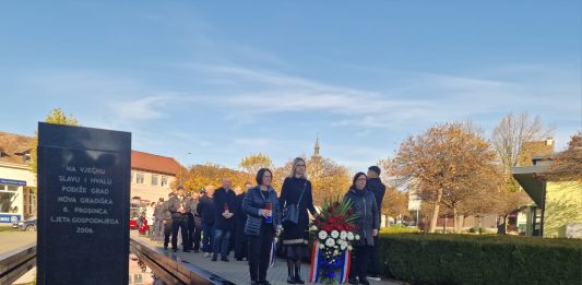 Nova Gradiška: Položeni vijenci i zapaljene svijeće povodom Dana sjećanja