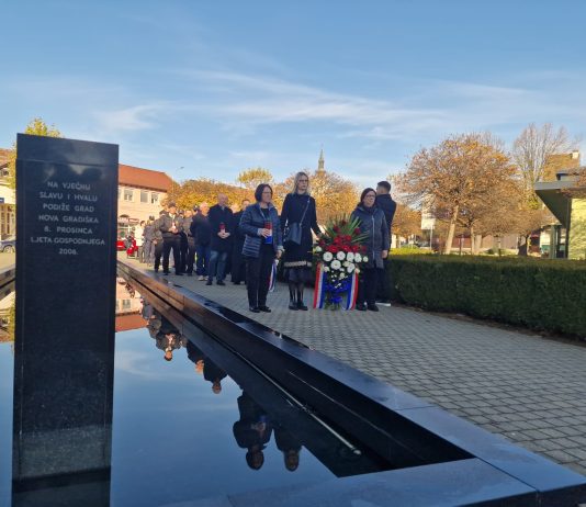 Nova Gradiška: Položeni vijenci i zapaljene svijeće povodom Dana sjećanja