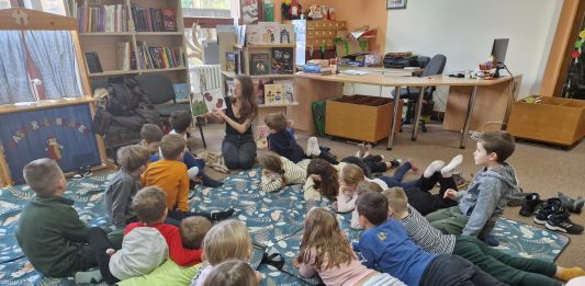 Posjet prvašića Dječjem odjelu Gradske knjižnice: “Knjiga je prozor u drugi svijet!”