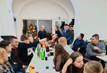 Božićni domjenak u Udruzi gluhih i nagluhih Nova Gradiška – zajedništvo, toplina i 25 godina djelovanja