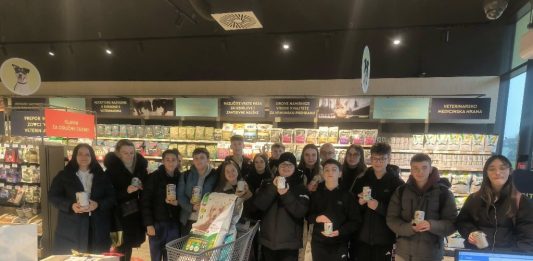 Njihov “tajni prijatelj”: Mladi “Lovrakovci” skupili hranu za napuštene životinje