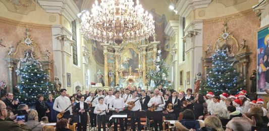 Božićni koncert u Starom Petrovom Selu ispunio crkvu pjesmom, zajedništvom i radošću