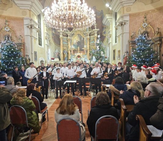 Božićni koncert u Starom Petrovom Selu ispunio crkvu pjesmom, zajedništvom i radošću