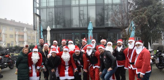 Tradicija se nastavlja: Moto Mrazovi i ove godine razveselili mališane