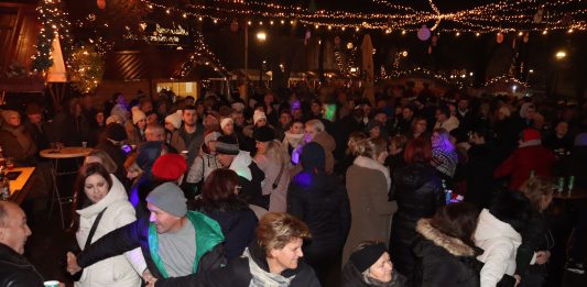 Glazba, druženje i blagdanski ugođaj: TS Satir rasplesao posjetitelje u Gradskom parku