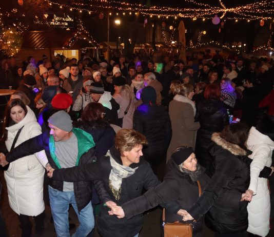 Glazba, druženje i blagdanski ugođaj: TS Satir rasplesao posjetitelje u Gradskom parku